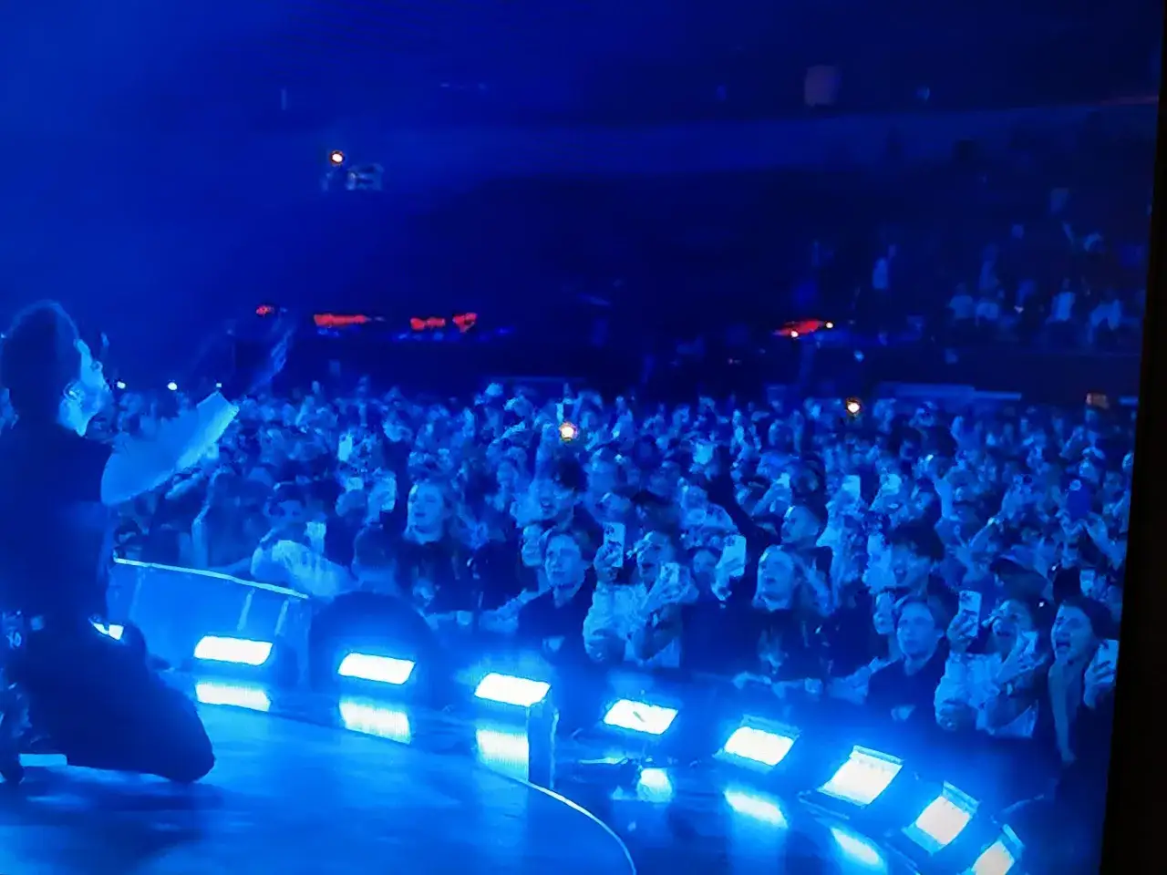Folla entusiasta a San Paolo per The Weeknd, con luci blu e telefoni alzati per immortalare il momento.