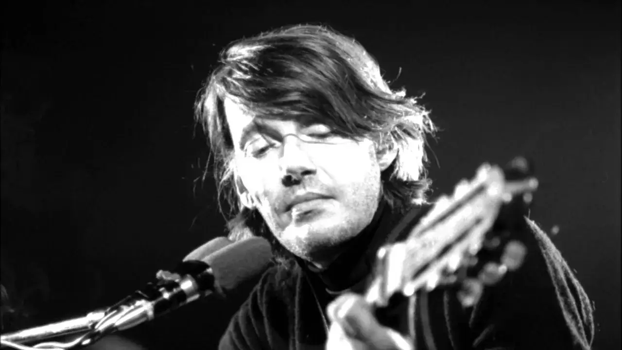 Uomo con chitarra e microfono, occhi chiusi, sembra concentrato. Attenti al gorilla, la sua musica &egrave; potente.