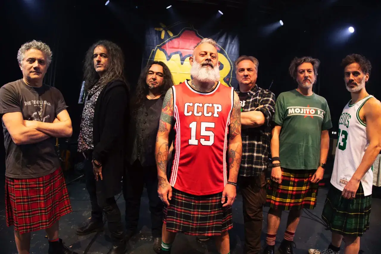 I Modena City Ramblers, i ribelli della montagna, posano sul palco con kilt e maglie iconiche.