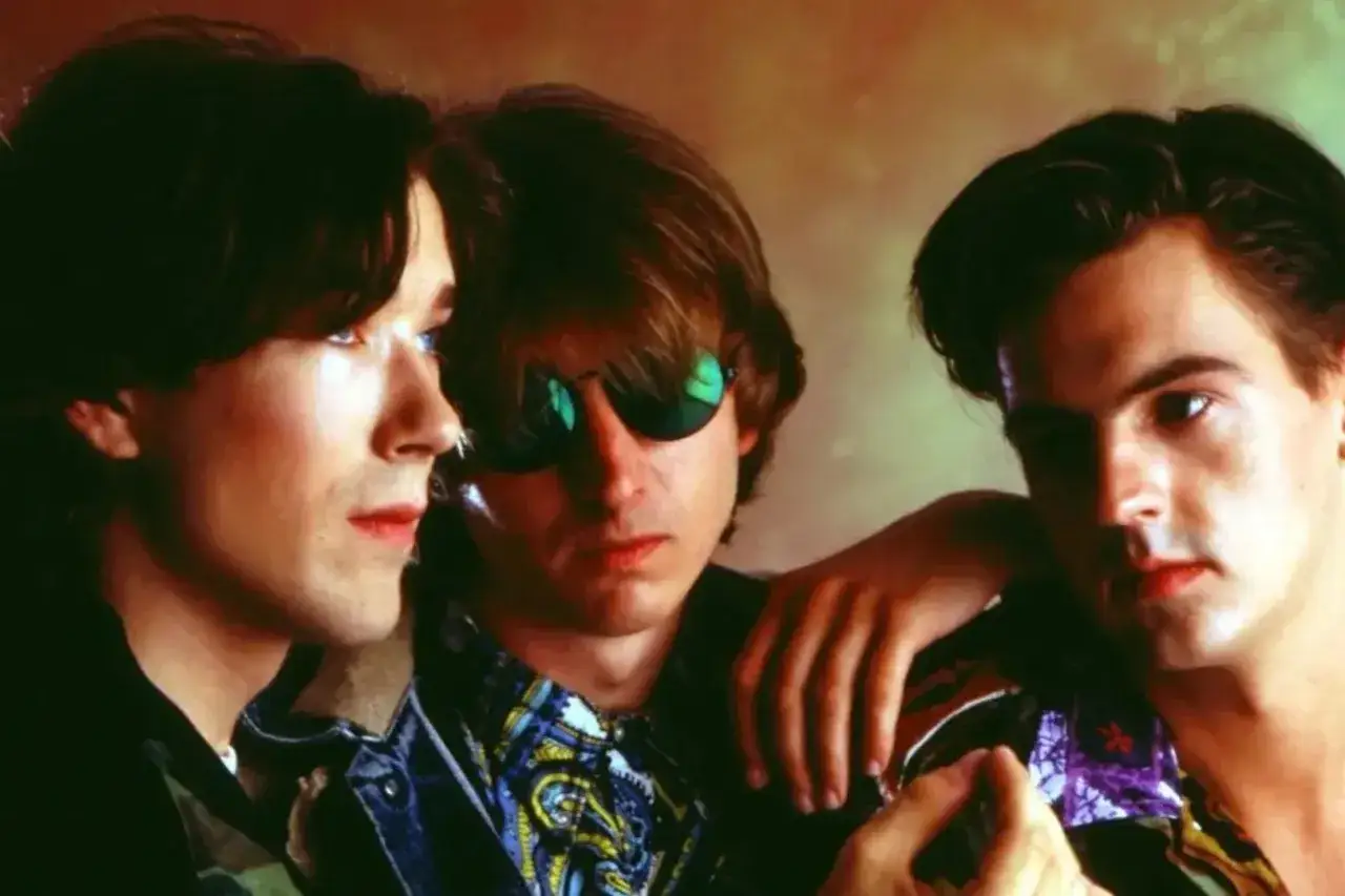Tre ragazzi, uno con occhiali da sole, sembrano pronti a talk talk talk talk.