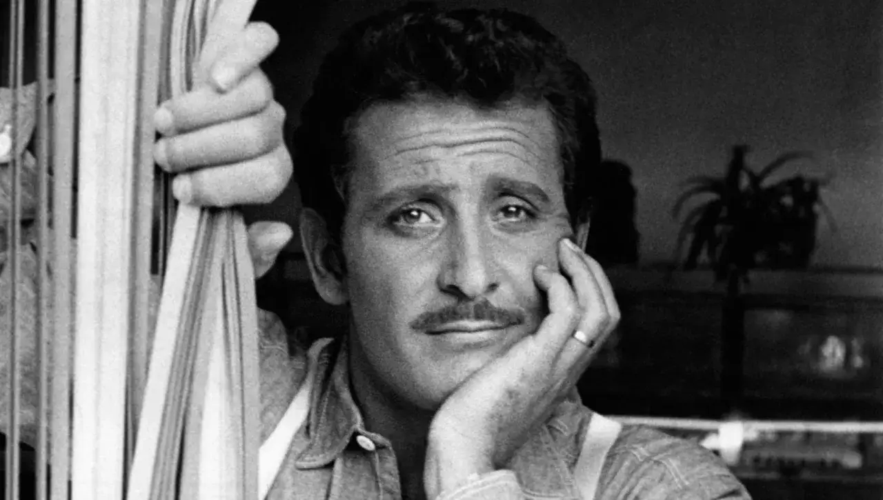 Ritratto di Domenico Modugno, con la mano appoggiata al viso e l'altra che stringe delle corde. Un'icona di San Pietro Vernotico.
