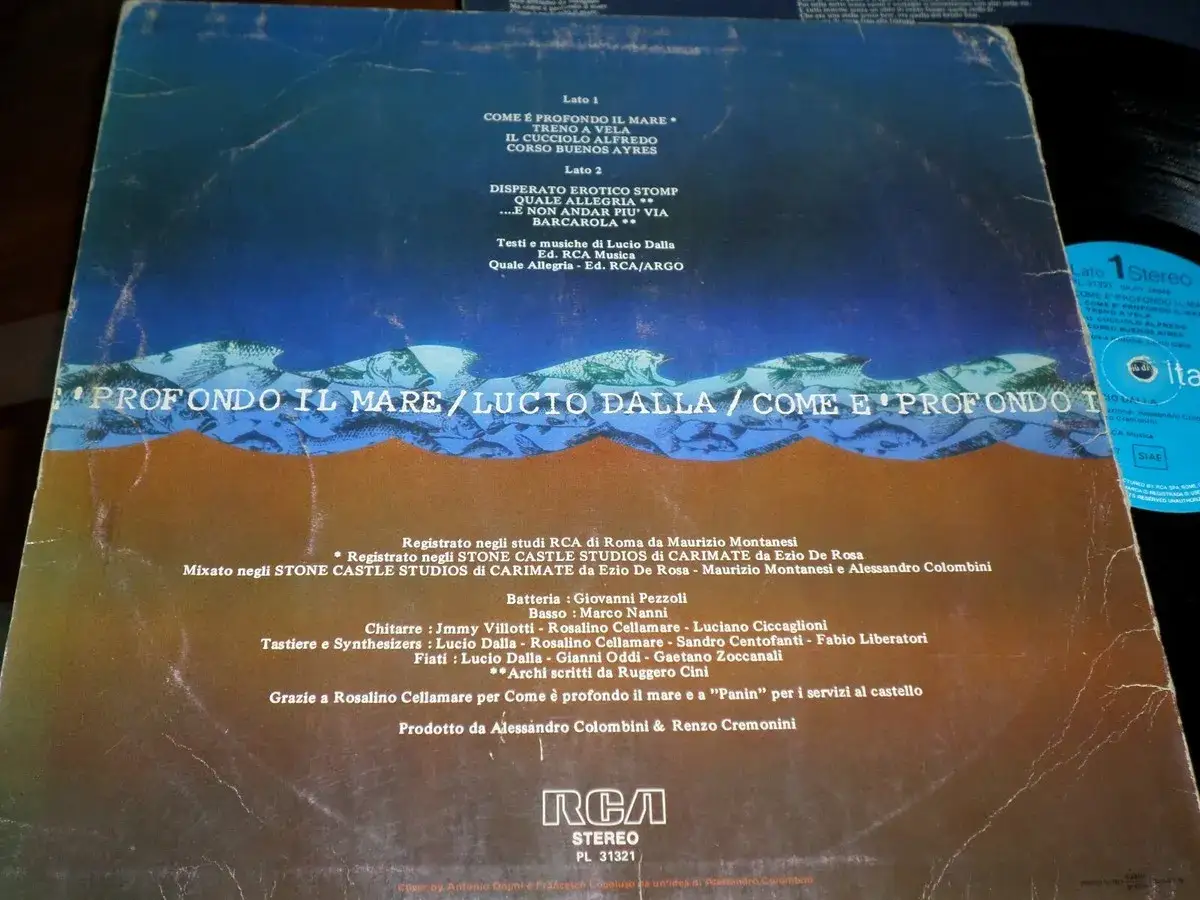 Copertina di un vinile con onde e pesci, il titolo 