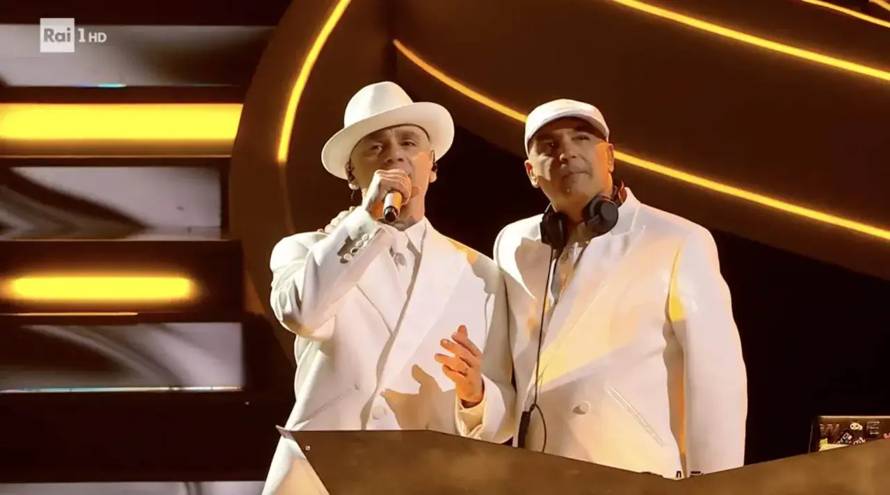 J-Ax e DJ Jad sul palco, un'iconica reunion per le canzoni di Articolo 31.