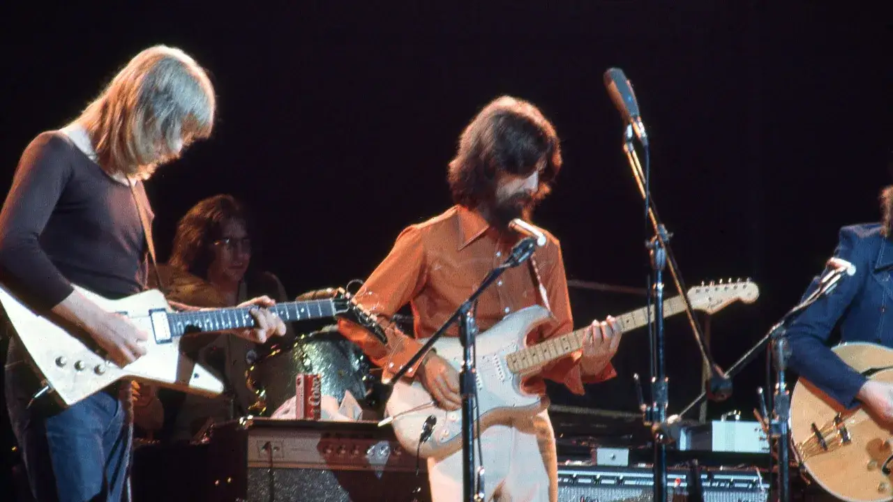 George Harrison e la sua band sul palco, un'immagine che evoca le sue indimenticabili canzoni.