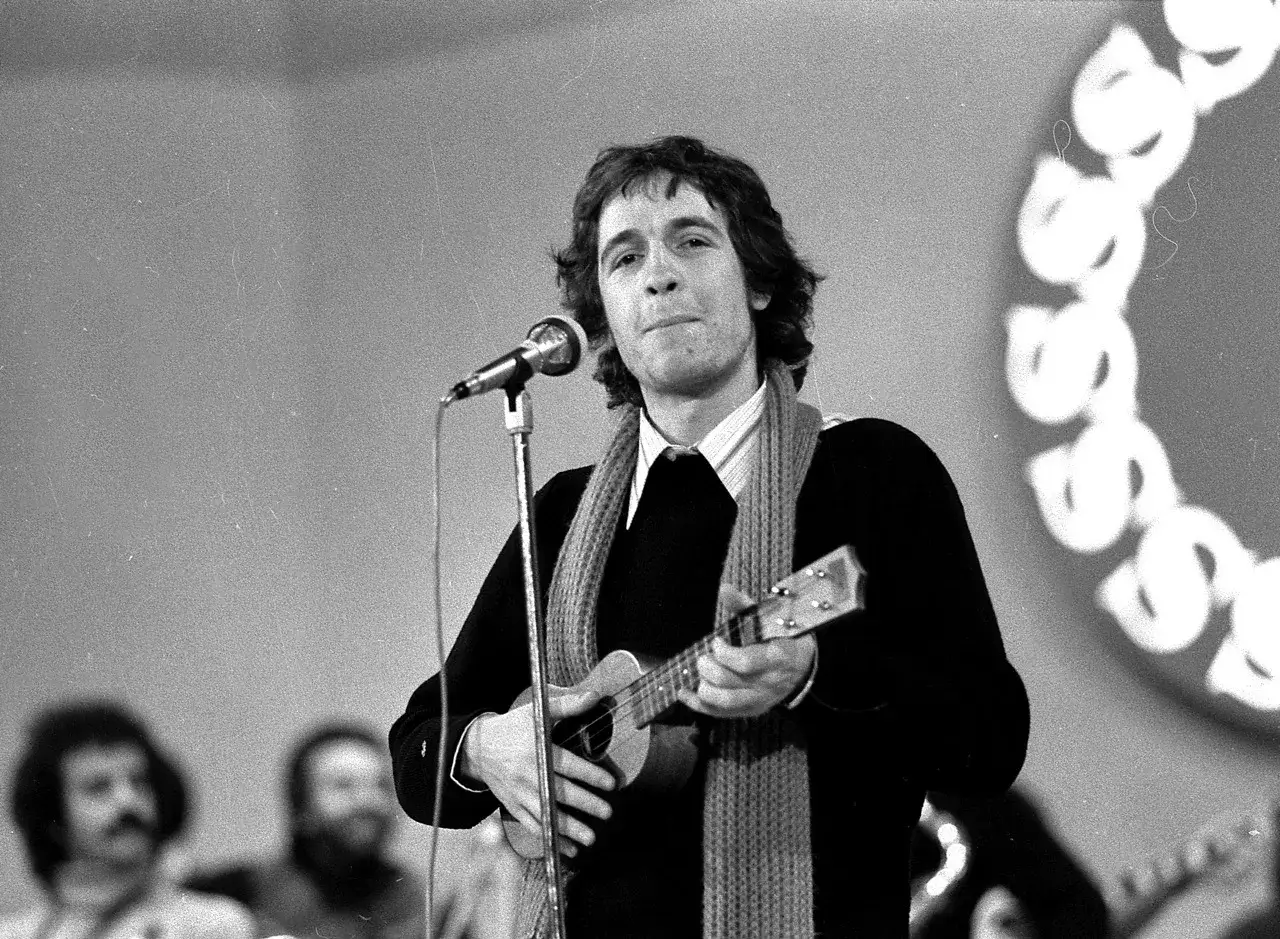 Gianna Nannini canta con ukulele, ispirata dal testo di Rino Gaetano.