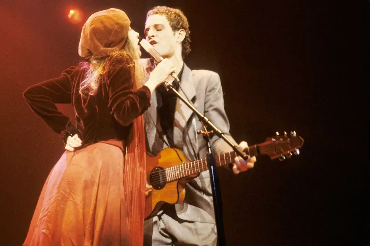 Stevie Nicks e Lindsey Buckingham sul palco, un momento iconico di magia musicale.