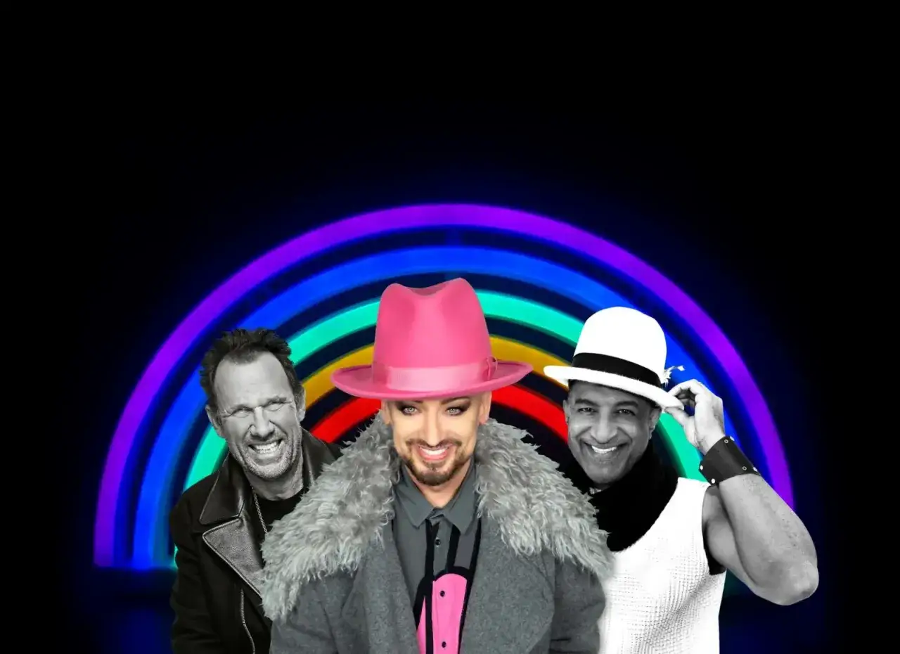 I membri dei Culture Club sorridono sotto un arcobaleno luminoso.