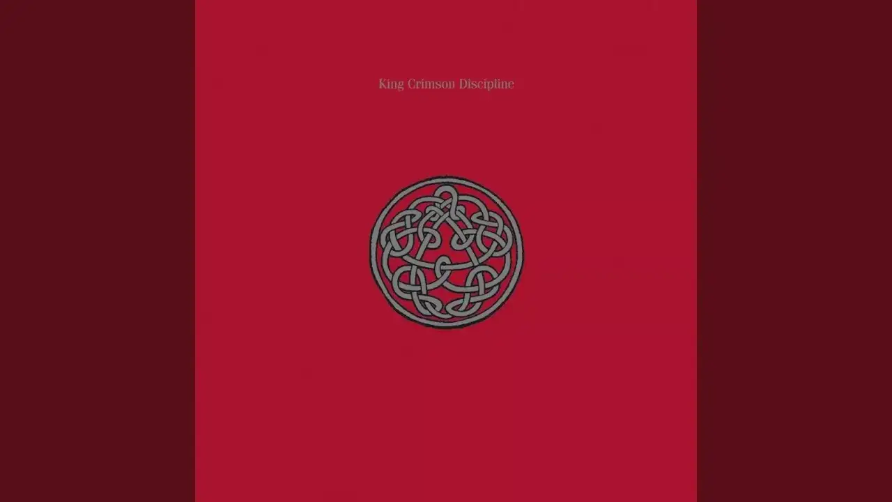 Copertina album King Crimson Discipline, con un nodo celtico grigio su sfondo rosso king crimson red.