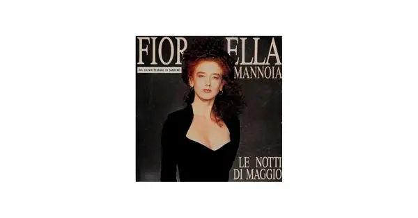 Fiorella Mannoia, con il suo look iconico, interpreta "Le notti di maggio" in un'immagine che evoca la magia del Festival di Sanremo.