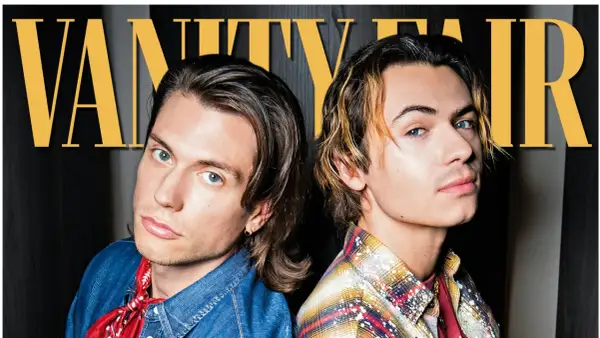 Due giovani uomini, uno con camicia di jeans e bandana rossa, l'altro con camicia a quadri, posano per Vanity Fair. Chissà quale sarà la loro prossima canzone, dove e quando la ascolteremo.