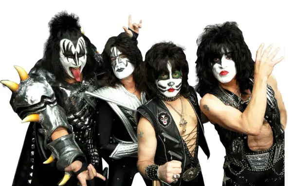 I quattro membri della band rock Kiss, con il loro iconico trucco e costumi, posano per una foto.