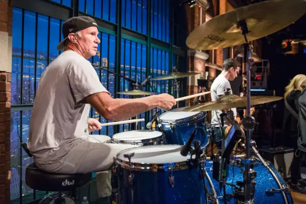Chad Smith, chitarrista dei Red Hot Chili Peppers, suona la batteria con passione.