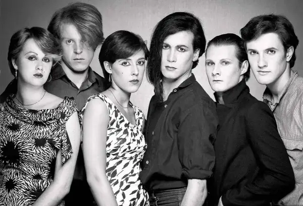 I membri di The Human League posano per un ritratto in bianco e nero, con look distintivi degli anni '80.
