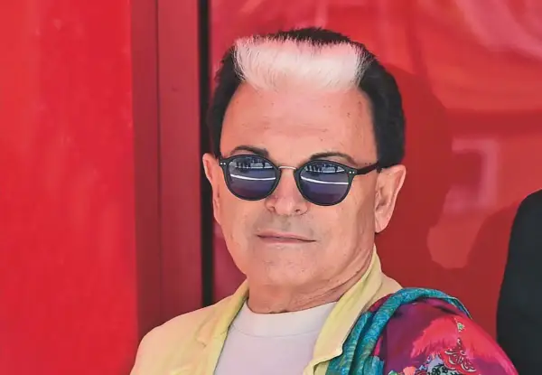 Cristiano Malgioglio, con i suoi capelli bicolore e occhiali da sole, pronto a raccontare le sue canzoni scritte.