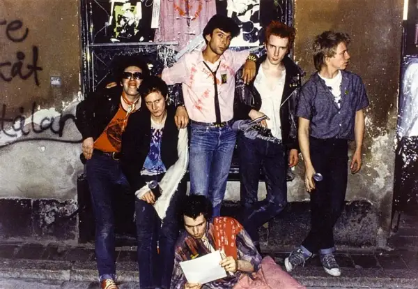 Un gruppo di punk con abiti strappati e capelli colorati, un'icona di ribellione. "Never mind the bullock", dicevano, sfidando il mondo.