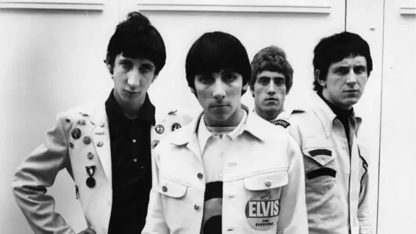 I quattro membri di the who cantante posano per una foto. Il cantante Roger Daltrey è in primo piano, con Pete Townshend, John Entwistle e Keith Moon alle sue spalle.
