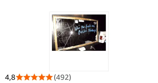 Specchio con scritta "Who the fuck are Arctic Monkeys?", un riferimento all'album di Arctic Monkeys.
