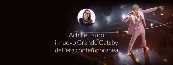 Achille Lauro, il nuovo Grande Gatsby, canta sul palco. Le sue canzoni evocano un'era contemporanea.