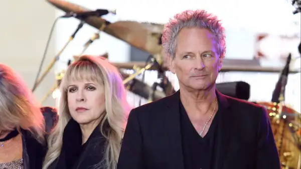 Stevie Nicks e Lindsey Buckingham, icone dei Fleetwood Mac, sul palco.
