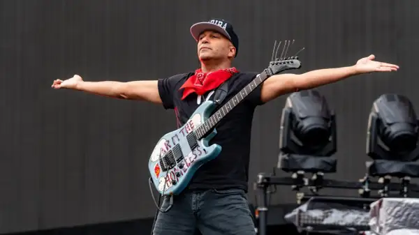 Tom Morello, chitarrista famoso americano, con la sua iconica chitarra "Arm the Homeless" sul palco.