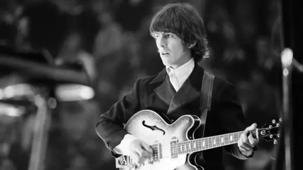 George Harrison, con la sua chitarra, crea le melodie indimenticabili delle sue canzoni.
