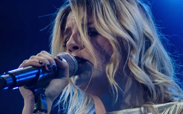 Emma Marrone canta con passione, le sue canzoni risuonano nell'aria.