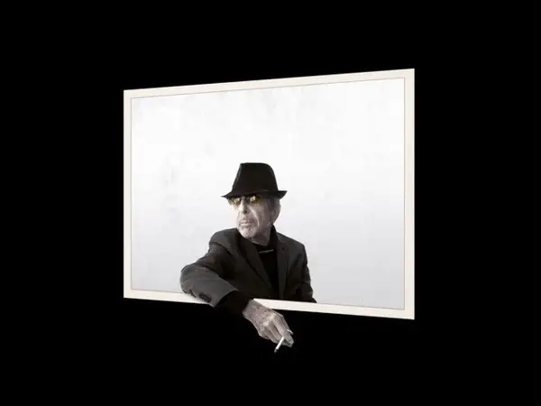 Uomo con cappello e occhiali da sole, sigaretta in mano, sembra volere un'atmosfera più scura.